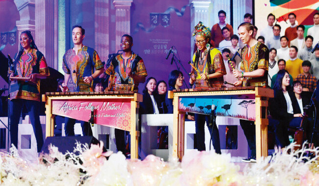 피날레를 장식한 남아프리카공화국팀의 무대. 아프리카 특유의 흥겨운 리듬과 춤동작으로 관객의 환호성을 자아냈다.