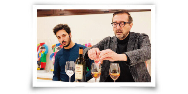 피에몬테주 바바와이너리 경영자 로베르토 바바가 코키 베르무트로 직접 칵테일을 만들어 보이고 있다. [사진 제공 · 김상미]