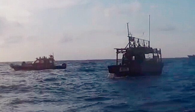 대화퇴 어장에서 광개토대왕함과 해경 삼봉함이 구조하고 있는 북한 선박(오른쪽). [국방부 영상 캡처]