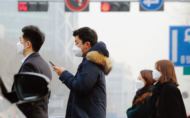 서울 종로구 세종대로 사거리에서 직장인들이 마스크를 착용한 채 출근하고 있다. [동아일보]