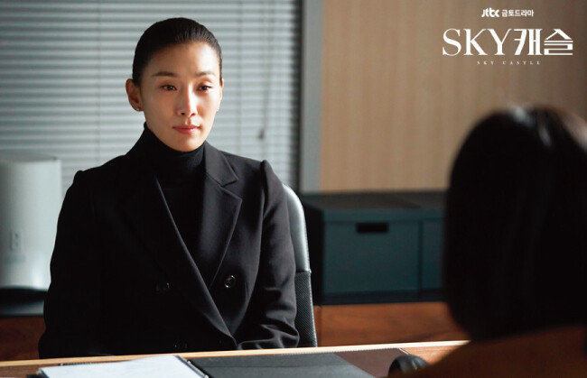드라마 ‘SKY 캐슬’에 등장하는 김주영 입시코디는 100% 합격률을 보장하며 학부모를 현혹한다. [사진 제공 · SKY 캐슬 공식 홈페이지]