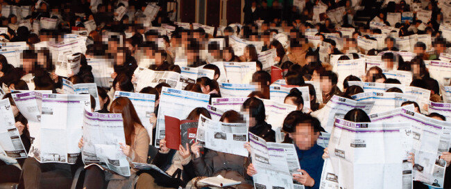 대학 입시는 학부모와 학생 모두에게 살 떨리는 관문이다. 사진은 지난해 12월 6일 서울 송파구 잠실실내체육관에서 열린 메가스터디 주최 정시 지원 전략 설명회 모습. [동아DB]