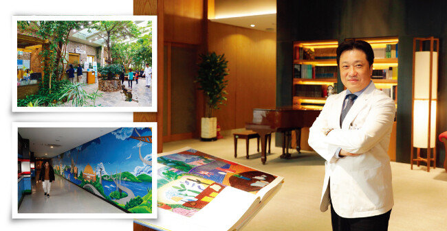 뉴호라이즌힐링센터에서 포즈를 취한 이왕준 명지의료재단 이사장. 숲처럼 꾸며놓은 명지병원 건강검진센터 ‘숲마루’와 본관 6층에 있는 ‘러시아 스트리트’. [박해윤 기자]