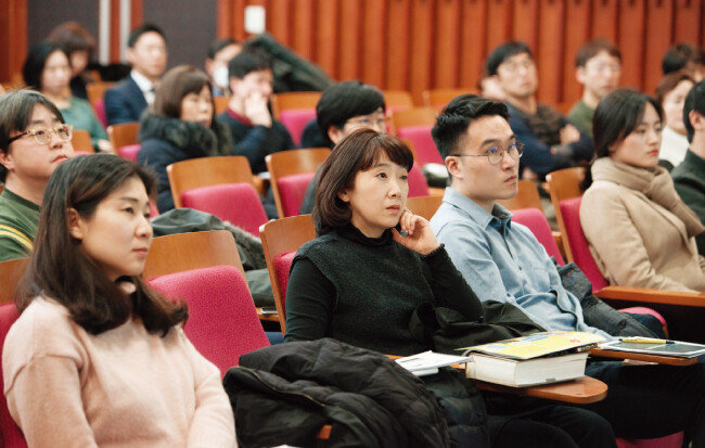 1월 26일 ‘주간동아 투자특강’에 참석한 수강생들이 강사의 얘기를 경청하고 있다. [홍태식]