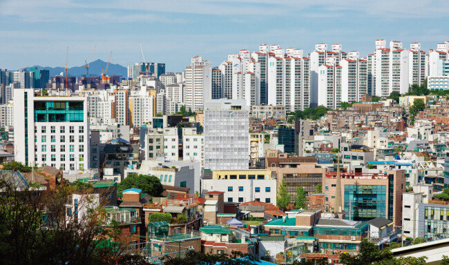 서울 중구 동호로 주택가에 둘러싸인 서향의 사무빌딩 아산나눔재단 사옥. [사진 제공 · 노경]