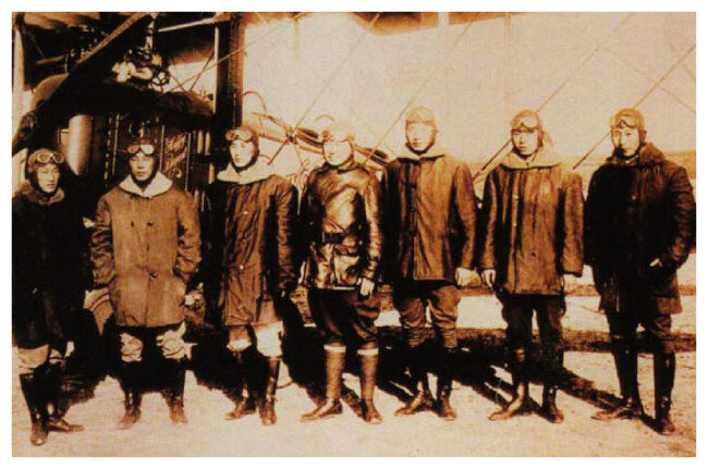 레드우드 비행학교 한인 학생들이 노백린 장군과 함께 1920년 2월 5일 비행기 앞에서 사진을 찍었다. 왼쪽부터 장병훈, 오임하, 이용선, 노백린, 이초, 이용근, 한장호. [대한인국민회기념재단 홈페이지]