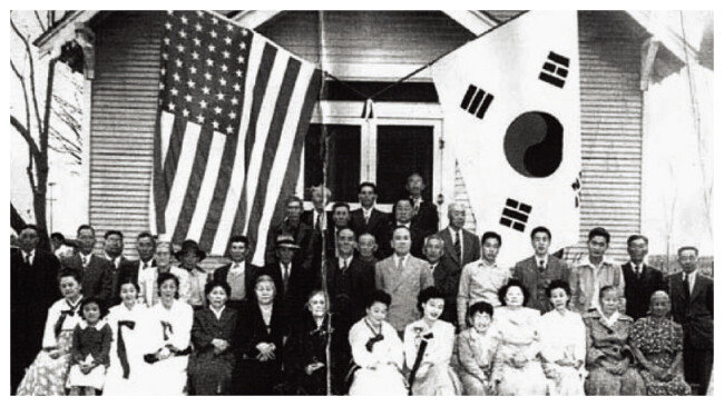 3  ·  1운동 한 해 전인 1918년부터 미주 각 지역에서는 부인애국단이 결성됐다. 사진은 캘리포니아 중부 디누바의 대한여자애국단 창단 기념사진. [ 대한인국민회기념재단 홈페이지]