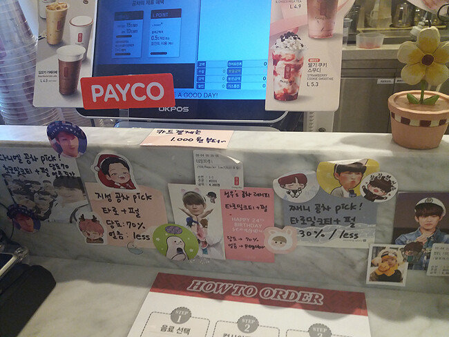 카운터에서는 강다니엘, 윤지성, 옹성우, 김재환이 ‘픽’한 각종 음료들을 주문할 수 있다.