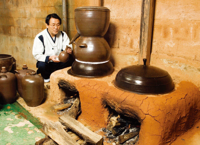전남 담양 ‘추성주’의 양대수 명인이 소주 증류를 시연하는 모습. [사진 제공 · 명욱]