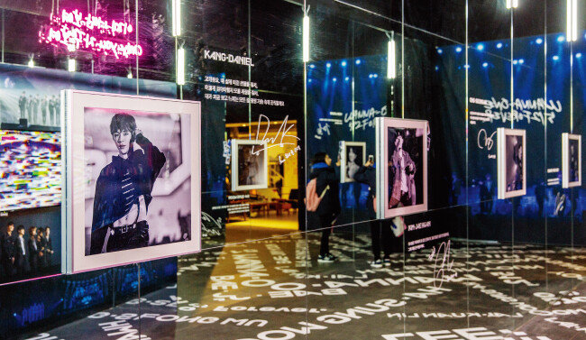 멤버들의 공연 사진을 감상할 수 있는 공간. 벽면이 거울이라 예쁜 기념사진을 남기기 좋다. 