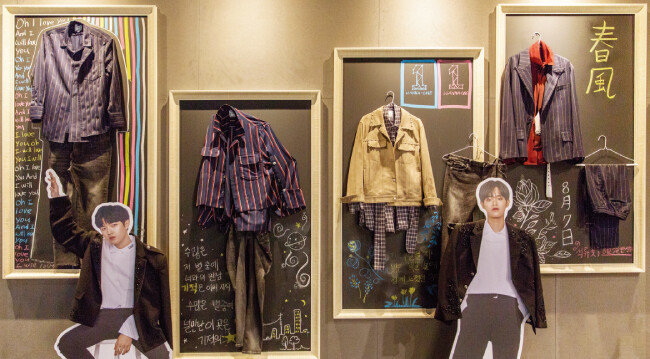 워너원 멤버들이 활동할 때 입은 의상이 전시돼 있다. 