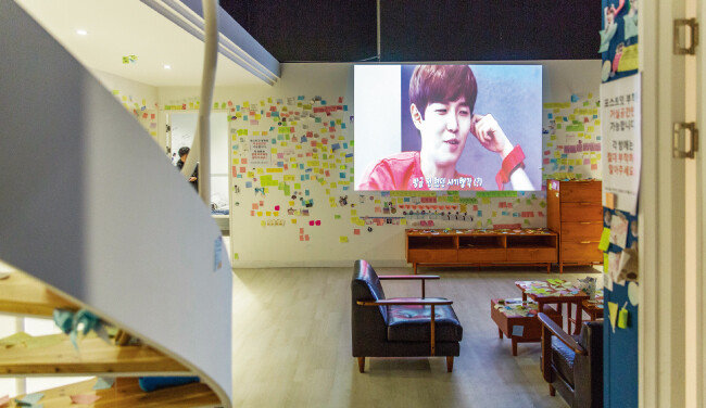 워너원의 숙소를 재현한 공간은 전시장에서 가장 인기가 많은 곳이다. 벽에는 팬들이 써 붙인 포스트잇이 가득하다.