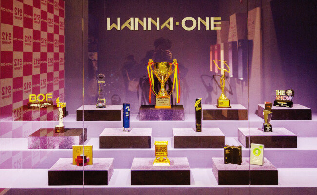 워너원이 활동할 때 받은 트로피의 일부가 전시돼 있다. 