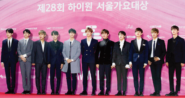 워너원이 ‘제28회 하이원 서울가요대상’ 레드카펫 행사에 참석해 포즈를 취하고 있다. 왼쪽부터 라이관린, 옹성우, 박지훈, 이대휘, 배진영, 강다니엘, 윤지성, 하성운, 김재환, 박우진, 황민현. [뉴스1]