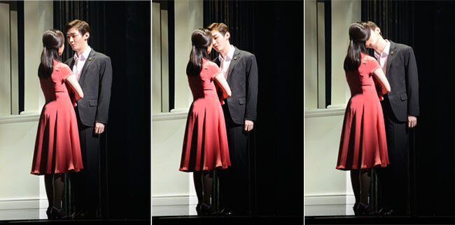 2월 26일 뮤지컬 ‘그날들’의 프레스콜에서 윤지성(무영 역)과 제이민(‘그녀’ 역)이 무대에서 키스신을 보여주고 있다.