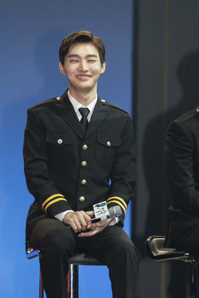 2월 26일  뮤지컬 ‘그날들’의 프레스콜에서 대통령 경호원 복장을 걸치고 웃고 있는 윤지성.