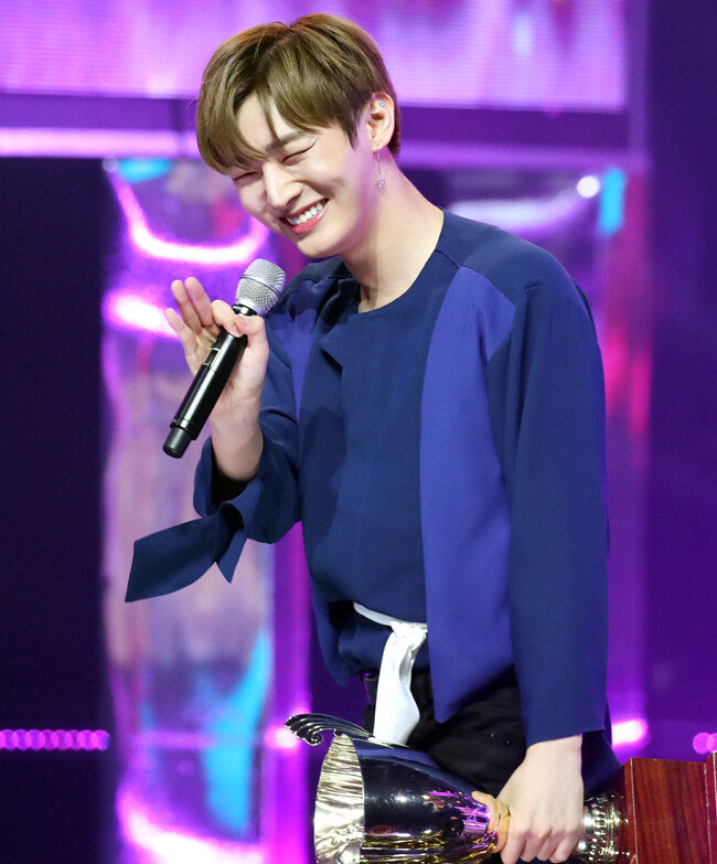 윤지성이 2018년 6월 13일 MBC 뮤직의 ‘쇼 챔피언'(쇼챔)에서 팬들에게 인사를 하고 있다.