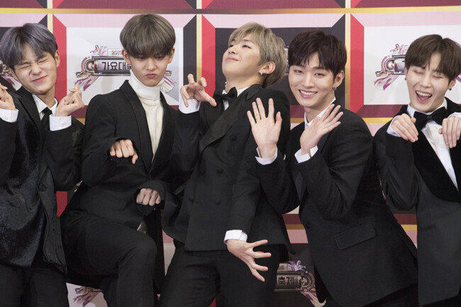윤지성(왼쪽 4번째)이 2017년 12월 19일 ‘2017 KBS 가요대축제’ 레드카펫에 참석해 포토타임을 갖고 있다.
