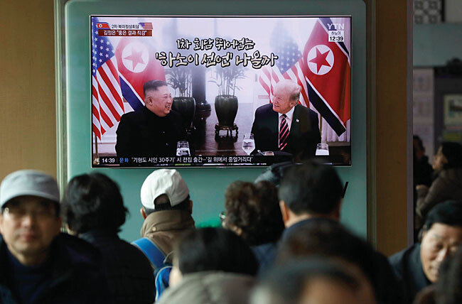 2월 28일 서울역에서 TV로 북·미 정상회담을 시청하는 시민들. [뉴시스]
