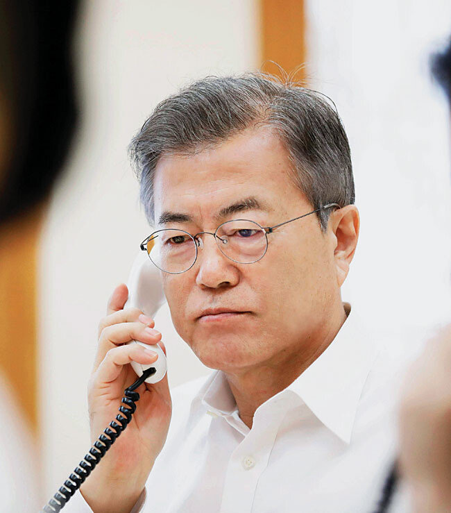 전화로 북·미 정상회담 결렬 소식을 듣는 문재인 대통령의 표정이 굳어 있다. [뉴시스]