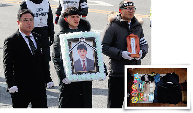 2월 9일 서울 종로구 광화문광장에서 태안화력발전소 비정규직 근로자로 일하다 숨진 김용균 씨의 영결식이 열렸다. (오른쪽)고(故) 김용균 씨의 유품. 석탄가루가 묻은 수첩과 고장 난 손전등, 건전지, 컵라면 세 개, 과자 한 봉지 등이 나왔다.