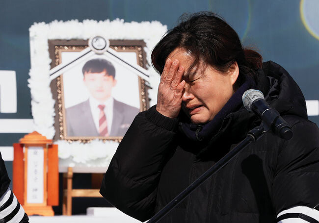 2월 9일 오후 서울 광화문광장에서 열린 ‘청년비정규직 故 김용균 노동자 민주사회장’ 영결식장에서 어머니 김미숙 씨가 유족 인사를 마치고 오열하고 있다. [뉴스1]