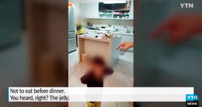 조현아 전 대한항공 부사장이 식전 간식을 먹었다는 이유로 아이를 다그치고 있는 동영상 속 모습. [YTN 뉴스 캡처]