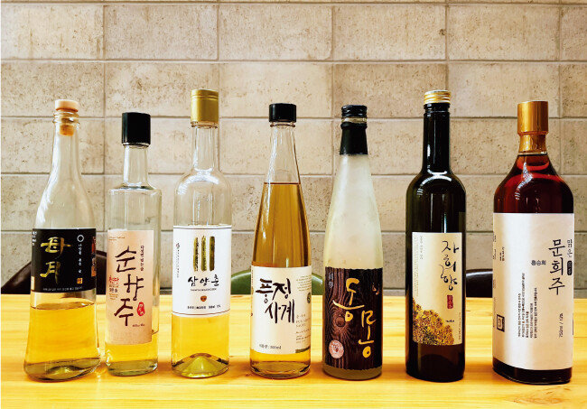 강원 원주 ‘모월’, 경기 여주 ‘순향주’, 인천 송도 ‘삼양춘’, 충북 청주 풍정사계 ‘춘’, 강원 홍천 ‘동몽’, 전남 함평 ‘자희향’, 경북 문경 ‘문희주’(왼쪽부터). 현재 주세법상 약주로 분류되지만 전통 누룩을 사용한 진짜 우리 청주다. [사진 제공 · 전통주갤러리]