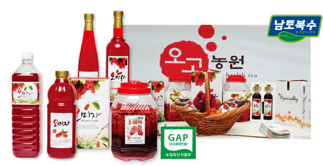 오미자는 혈액 순환 개선, 심장 기능 강화, 혈압 강하, 면역력 증강 등 건강 기능 식품으로 잘 알려져 있다. 사진은 오고농원의 제품들. [사진 제공 · 정병구]