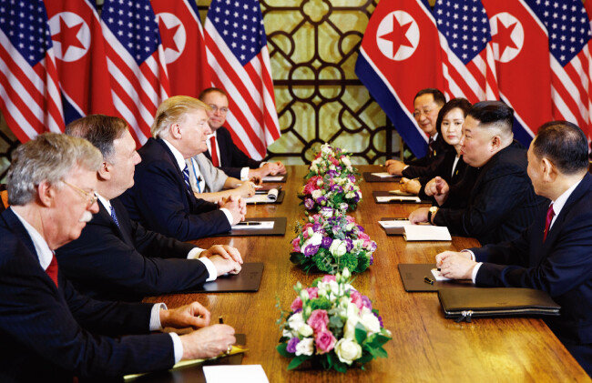 2월 28일 2차 북·미 정상회담 마지막 회담 자리에 나타난 존 볼턴 미국 백악관 안보보좌관(맨 왼쪽). 그의 깜짝 등장이 있은 뒤 미국은 하노이 합의 결렬을 선언했다. [뉴시스]