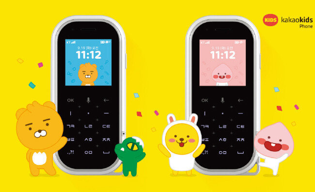 알뜰폰 사업자 가운데 카카오의 자회사 핀플레이에서 출시한 ‘카카오키즈폰’은 전면부 절반이 숫자 버튼으로 채워진 2G폰 형태다. [핀플레이 홈페이지 캡처] 