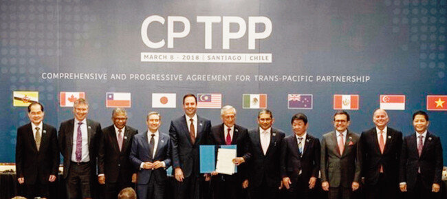포괄적  ·  점진적 환태평양경제동반자협정(CPTPP)에 참여한 11개국 장관들이 협정안을 들고 포즈를 취하고 있다. [VNA]