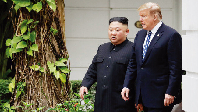 하노이 회담에서 만난 김정은 북한 국무위원장과 도널드 트럼프 미국 대통령. [AP=뉴시스]