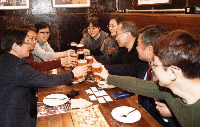 3월 13일 서울 중구 정동 한 호프집에서 주식농부 박영옥 스마트인컴 대표(오른쪽에서 세 번째)가 일반인 투자자들과 호프미팅을 갖고 있다. [지호영 기자]