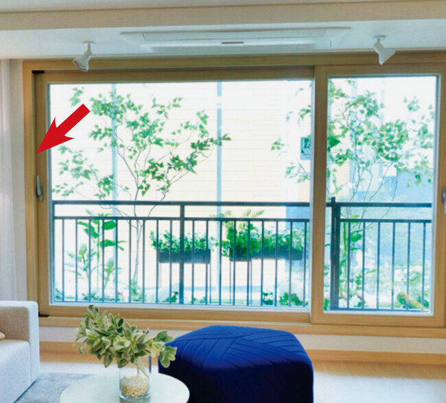 새시 겉면에 래핑을 하는 것은 디자인적인 효과를 얻기 위한 것일 뿐 특별한 효과는 없다. 기존 새시의 색깔이 무난하다면 굳이 래핑을 하지 않아도 된다. [사진 제공 · 힐스테이트신촌]