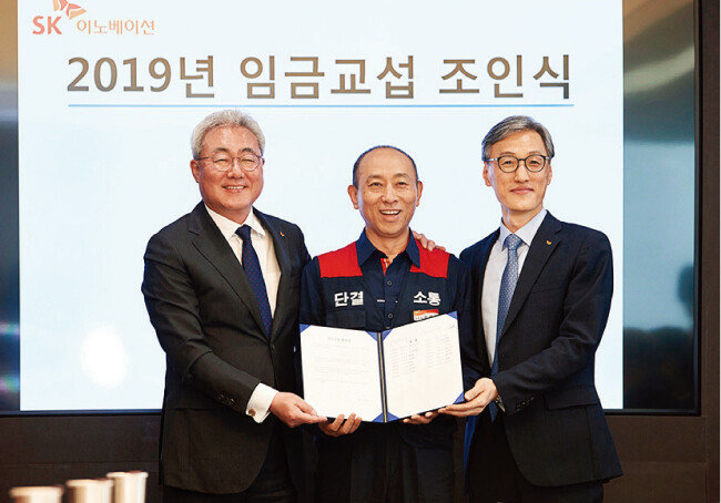 3월 5일 서울 종로구 서린동 SK빌딩에서 열린 2019년 임금교섭 조인식에서 김준 SK이노베이션 총괄사장, 이정묵 노동조합위원장, 조경목 SK에너지 사장(왼쪽부터)이 기념 촬영을 하고 있다. 이날 SK이노베이션 노사는 올해 임금을 전년도 소비자물가상승률에 연동해 1.5% 인상하기로 합의했다. [사진 제공 · SK이노베이션] 