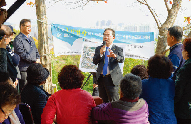 ‘시민과의 대화’를 진행하고 있는 
허석 순천시장(가운데). [사진 제공 · 순천시청]