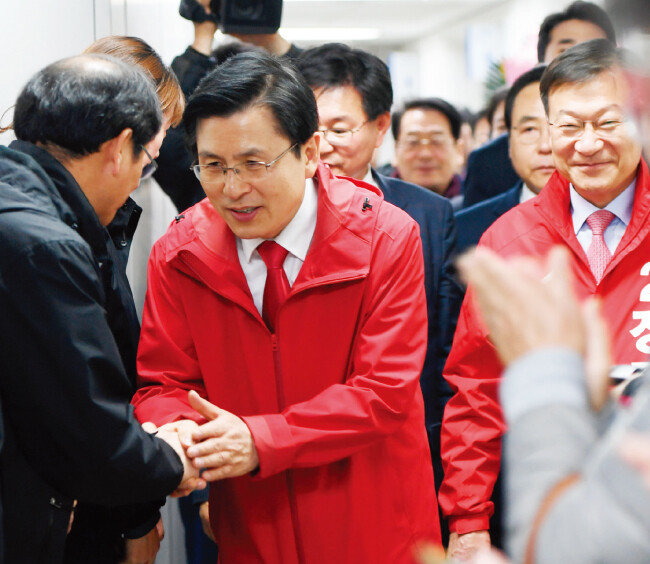 3월 15일 자유한국당 황교안 대표(가운데)가 4·3 보궐선거 통영·고성에 자유한국당 후보로 출마한 정점식 후보의 사무소 개소식에서 정 후보와 함께 당원들에게 인사하고 있다. [뉴시스]