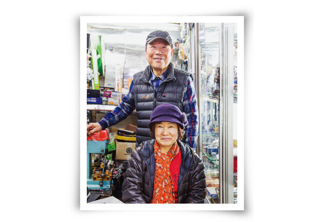 최영길 씨와 최씨의 부인 김순복 씨. 폐점을 사흘 앞둔 3월27일 만물사에서 포즈를 취했다. [김도균]