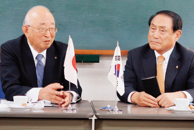 한일 군사협력 회복을 위해 일본의 향군 격인 향우연맹 회장을 만난 김진호 향군 회장(오른쪽). [사진 제공 ·향군]