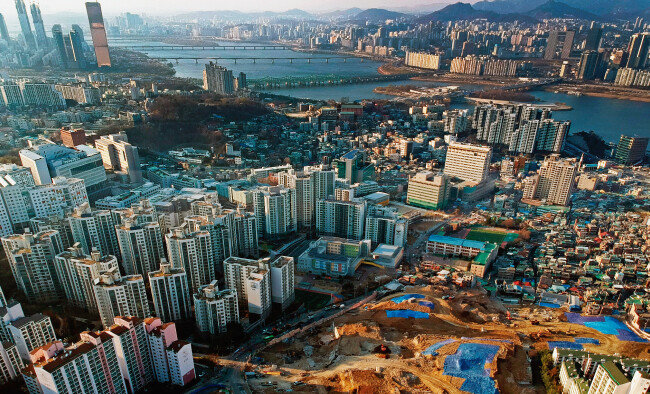 서울 동작구 흑석동 전경. 흑석뉴타운 사업이 개시된 지 10년이 지나자 절반은 고층 아파트 단지로 바뀌었다. [박해윤 기자]