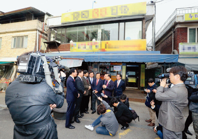 3월 28일 오후 국회국토교통위원회 소속 자유한국당 의원들이 김의겸 전 청와대 대변인이 매입한 흑석동 상가 현장을 방문해 둘러보고 있다. [김동주 동아일보 기자]