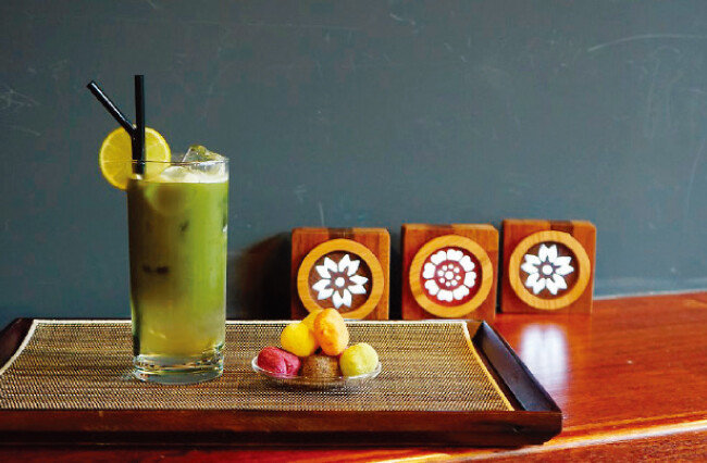 서울 강남구 역삼동에 위치한 ‘한국전통식품문화관 이음’에는 현재 우리나라에서 생산되는 우수 품질의 전통주와 차, 식품명인의 음식 등이 전시돼 있다. [사진 제공 · 한국농수산식품유통공사]