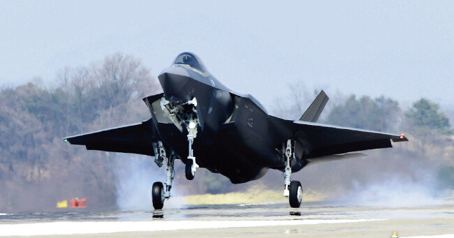 3월 29일 충북 청주 공군기지에
안착하는 F-35A 스텔스기. [사진 제공 · 방위사업청]