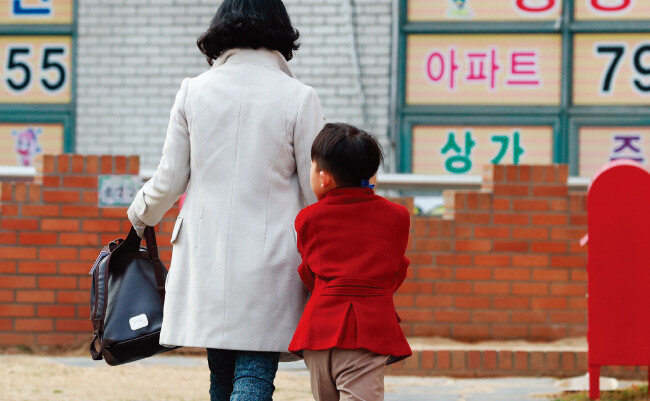 ‘엄마의 미안함’은 여러 형태다. 일하는 엄마는 아이와 보내는 시간이 충분하지 않아서 미안함을 느낀다. [뉴스1]
