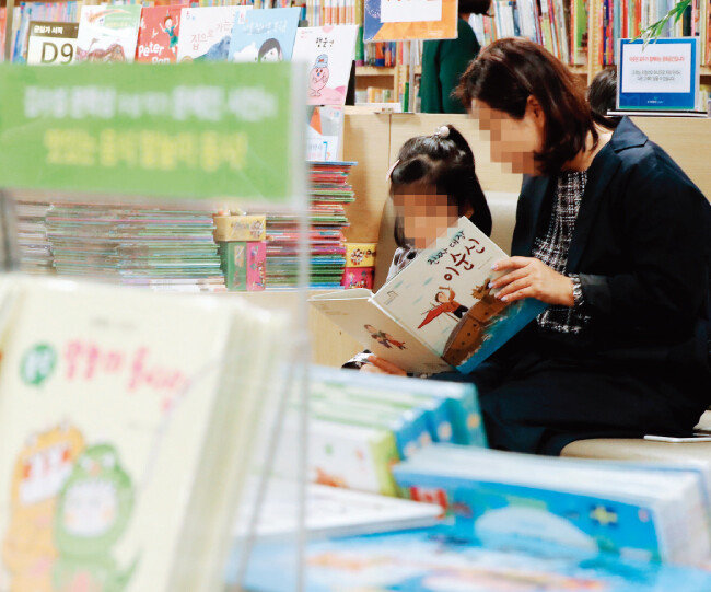 학계에서는 엄마의 죄책감이 ‘좋은 엄마’에 대한 이상과 현실 사이의 괴리에서 온다고 본다 (사진은 기사 내용과 관계없음). [뉴스1]