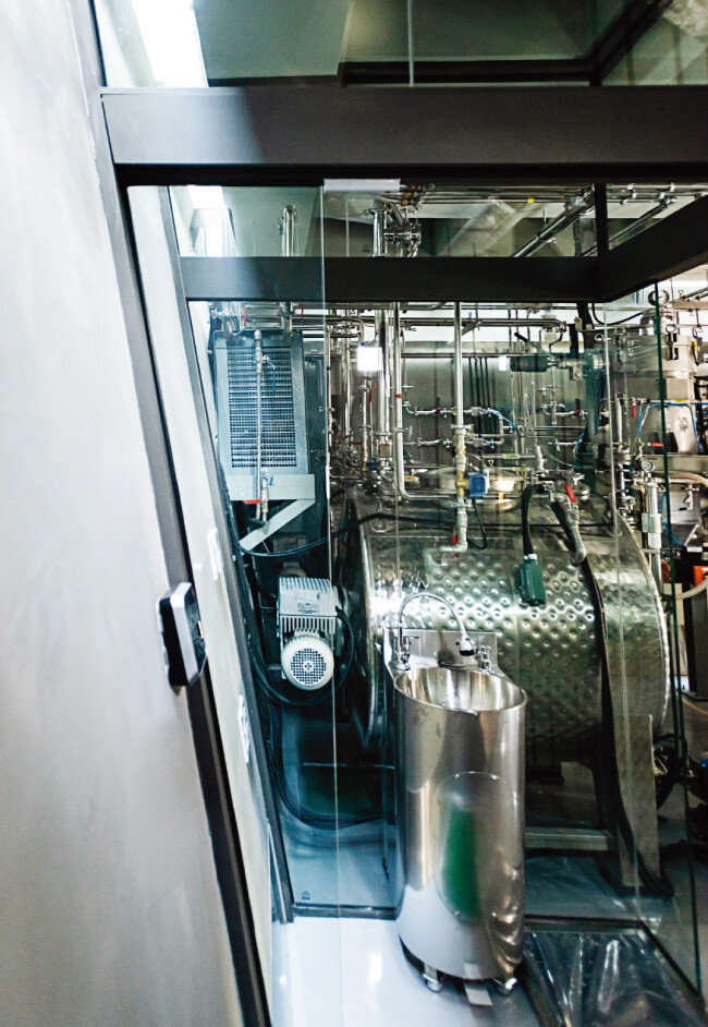 2층 공장 입구의 벽면. 바닥보다 천장으로 올라갈수록 넓어지는 건축 구조를 확인할 수 있다. [홍태식]