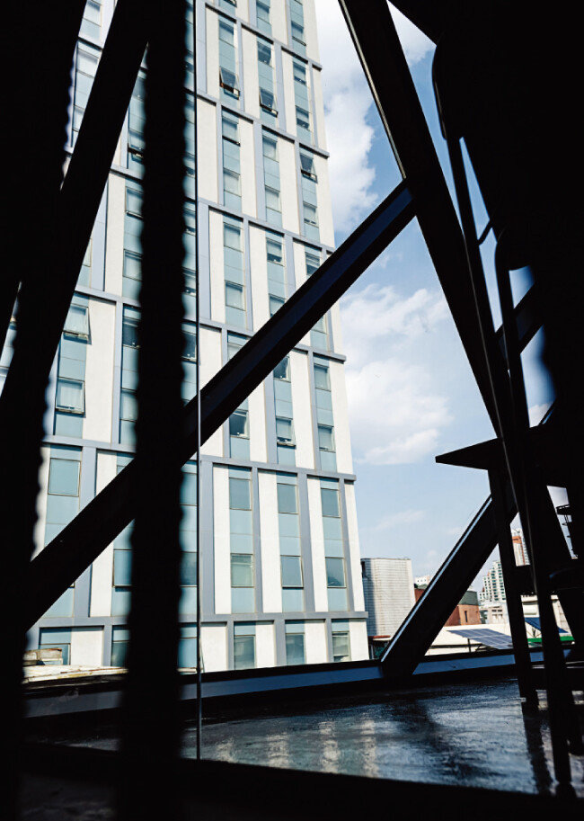 5층에 해당하는 옥상의 철조구조물에서 바라본 15층짜리 호텔. [홍태식]