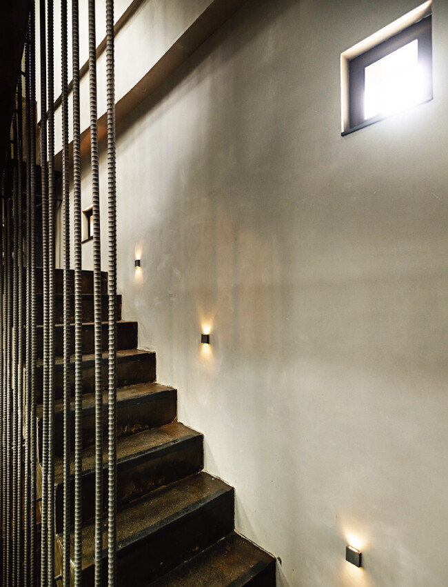 건물 안쪽의 석조 계단과 철제 안전 바. 이곳이 참기름을 대량생산하는 공장임을 일깨워준다. [홍태식]
