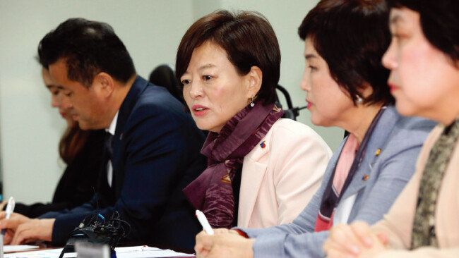 여성가족부는 4월 8일부터 6월 30일까지 ‘아이돌봄 아동학대 실태점검 특별신고’ 창구를 개설해 운영한다. 사진은 4월 10일 여의도 국회 의원회관에서 열린 ‘아이돌봄사업 정책개선 방안 당정간담회’에서 진선미 여성가족부 장관(오른쪽에서 세 번째)이 발언하는 모습. [뉴시스]